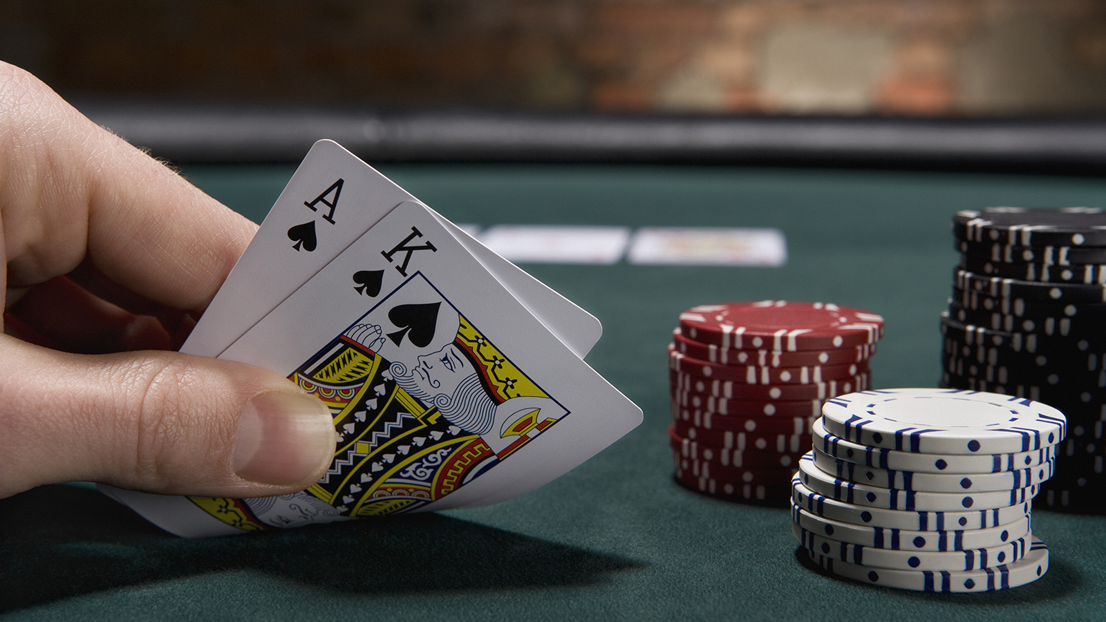 Nếu bóc phải cặp bài này phải cược gấp đôi trong ván blackjack ok365